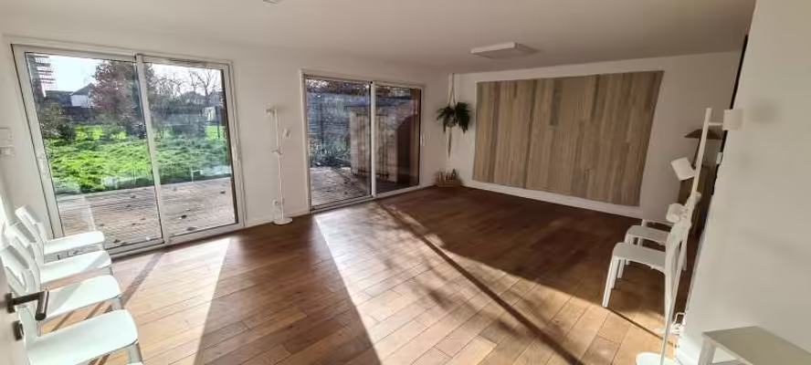 Location d'un grand cabinet ou plateau aménagé de 32 m2 (divisible) en RDC dans un centre de santé-bien être
