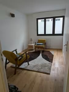 à louer – secteur charonne - disponible immediatement - cabinets psychologues et paramédicaux au rdc avec accès pmr