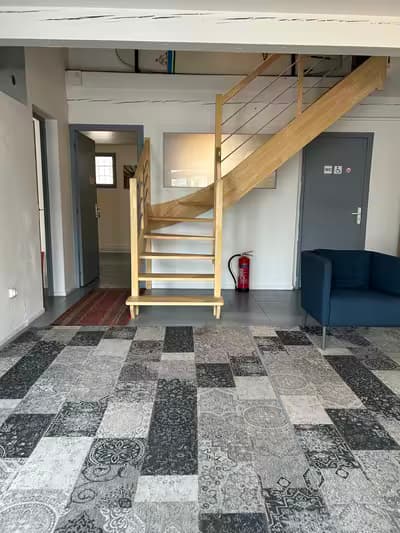 Cabinet à louer sur grand axe avec parking et bail précaire