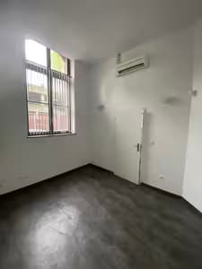 Local de 70 m² - 3 bureaux accès individuel rue et pmr