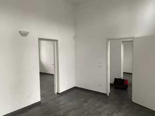 Local de 70 m² - 3 bureaux accès individuel rue et pmr
