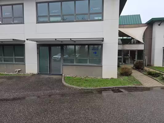 Saint-genis-laval – 4 bureaux de 17 m² – rdc pmr – 700 €/mois tout inclus