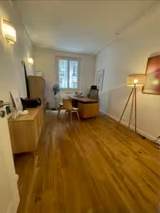 Paris 18 - Lamarck-Caulaincourt : cabinet médical / paramédical - 22m2 - refait à neuf