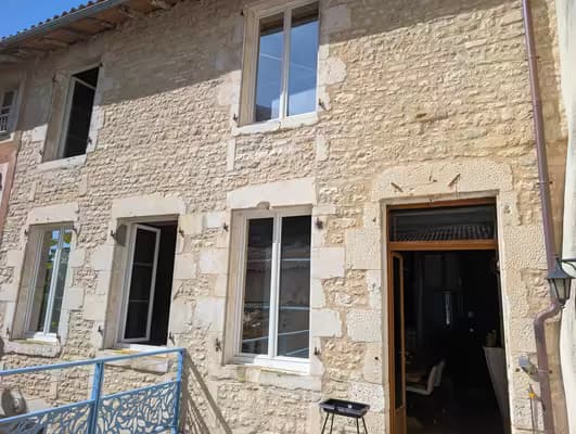 Demeure xiie siècle rénovée – vue château de verteuil – local indépendant.
