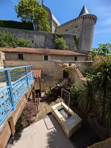 Demeure xiie siècle rénovée – vue château de verteuil – local indépendant.