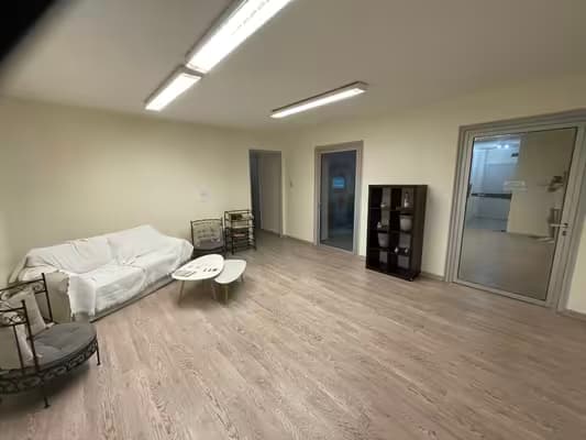 Disponible immediatement local professionnel de 20m2  bail précaire réglementaire