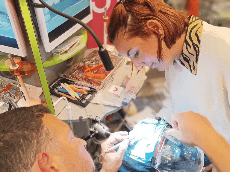 Facettes en céramique collée : de l’indication au collage, une approche biomimétique et minimalement invasive